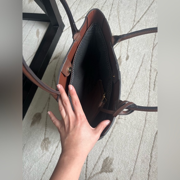 Elegant Brown Tote Bag with Pouch - Picture 4 of 5